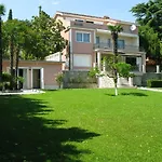 Raisa Villa *